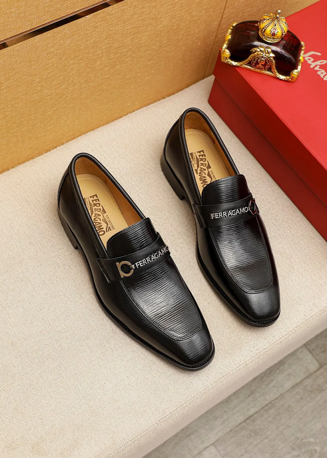 Men's shoes 💰460 💐 Product trademark: Ferragamo "Ferragamo" casual leather shoes Regular size: 38-44 (45.46🉑️customized) Product materials: Selected imported first-layer calfskin embossed upper + luxury hardware buckle, imported water-dyed cow leather lining. Strong three-dimensional visual effect, original outsole color: 1⃣️color optional